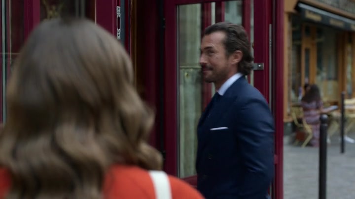 Emily_in_Paris_S02E05_WEBRip_x264-ION10_0089.jpg
