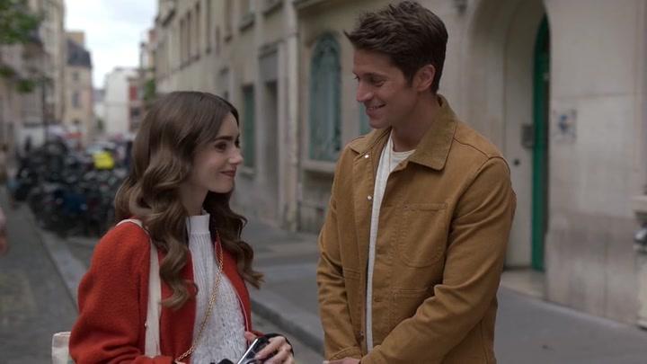 Emily_in_Paris_S02E05_WEBRip_x264-ION10_0099.jpg