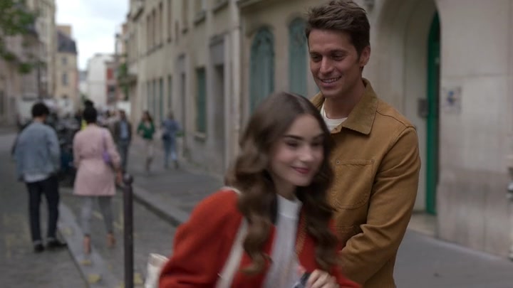 Emily_in_Paris_S02E05_WEBRip_x264-ION10_0105.jpg
