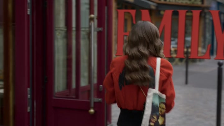Emily_in_Paris_S02E05_WEBRip_x264-ION10_0107.jpg