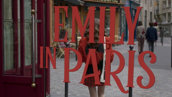 Emily_in_Paris_S02E05_WEBRip_x264-ION10_0109.jpg