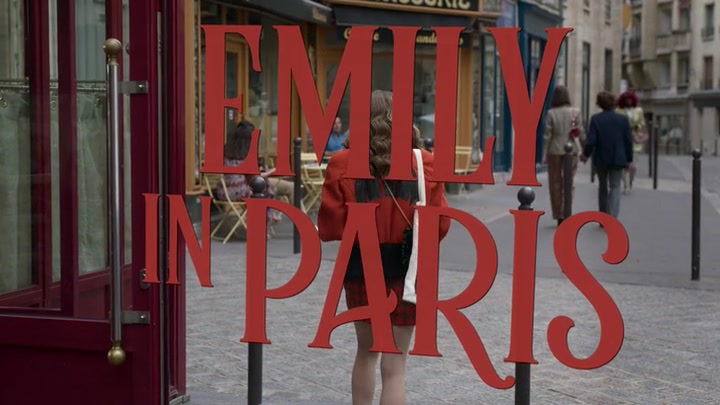 Emily_in_Paris_S02E05_WEBRip_x264-ION10_0110.jpg