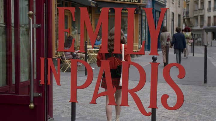 Emily_in_Paris_S02E05_WEBRip_x264-ION10_0111.jpg
