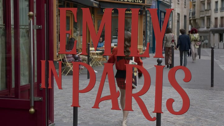 Emily_in_Paris_S02E05_WEBRip_x264-ION10_0112.jpg