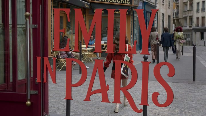 Emily_in_Paris_S02E05_WEBRip_x264-ION10_0113.jpg