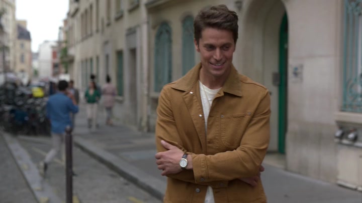 Emily_in_Paris_S02E05_WEBRip_x264-ION10_0114.jpg