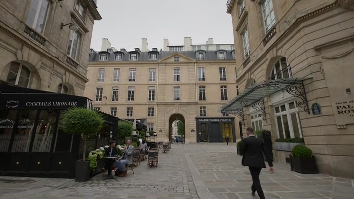 Emily_in_Paris_S02E05_WEBRip_x264-ION10_0124.jpg