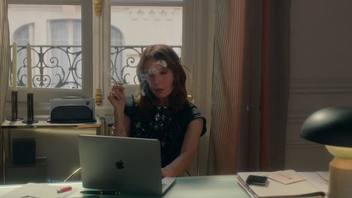 Emily_in_Paris_S02E05_WEBRip_x264-ION10_0129.jpg