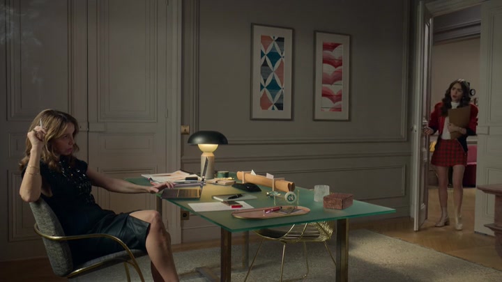 Emily_in_Paris_S02E05_WEBRip_x264-ION10_0130.jpg