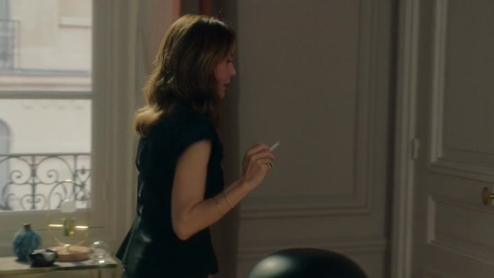 Emily_in_Paris_S02E05_WEBRip_x264-ION10_0153.jpg