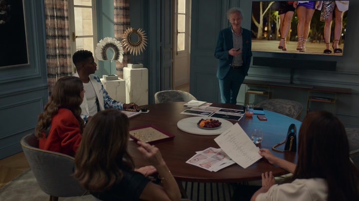 Emily_in_Paris_S02E05_WEBRip_x264-ION10_0197.jpg