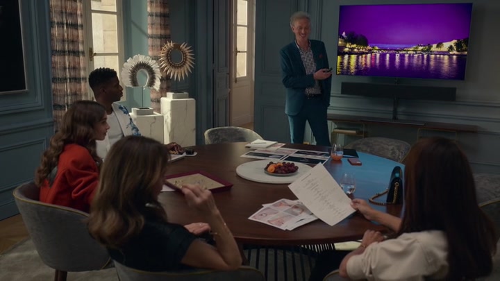 Emily_in_Paris_S02E05_WEBRip_x264-ION10_0210.jpg