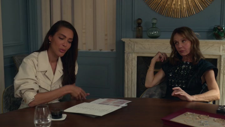 Emily_in_Paris_S02E05_WEBRip_x264-ION10_0212.jpg
