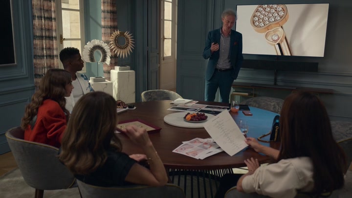 Emily_in_Paris_S02E05_WEBRip_x264-ION10_0215.jpg