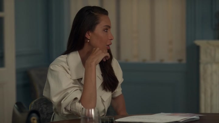 Emily_in_Paris_S02E05_WEBRip_x264-ION10_0230.jpg