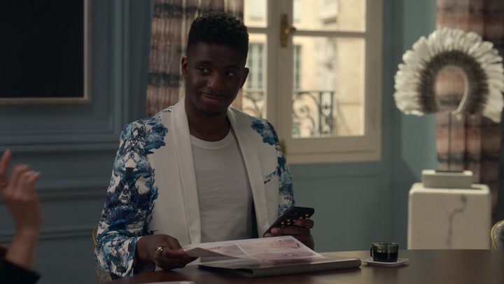 Emily_in_Paris_S02E05_WEBRip_x264-ION10_0245.jpg