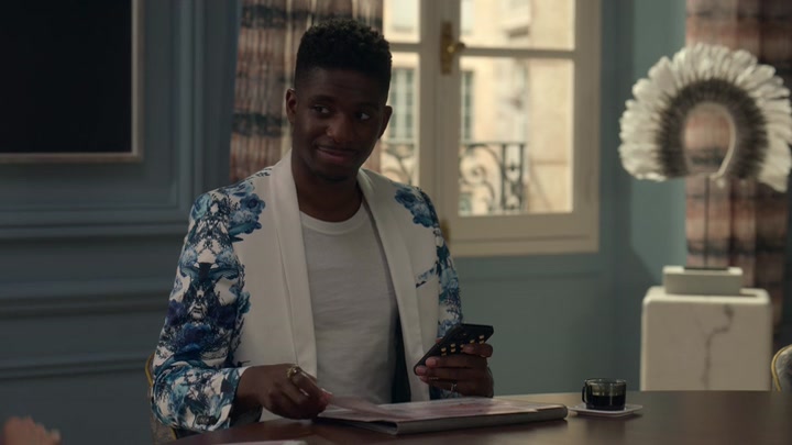 Emily_in_Paris_S02E05_WEBRip_x264-ION10_0246.jpg