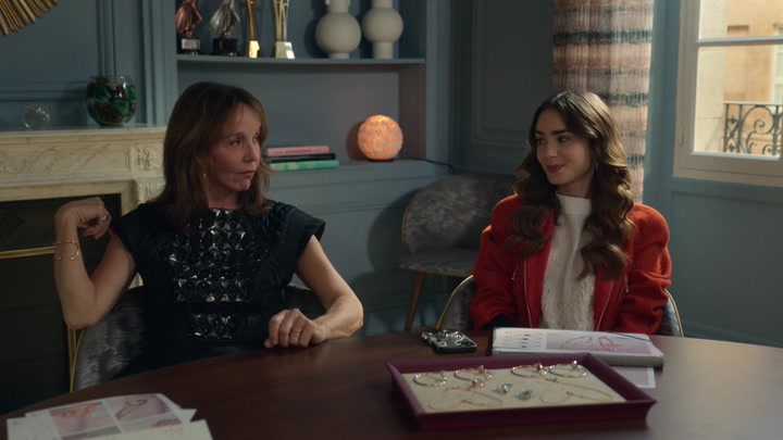 Emily_in_Paris_S02E05_WEBRip_x264-ION10_0252.jpg