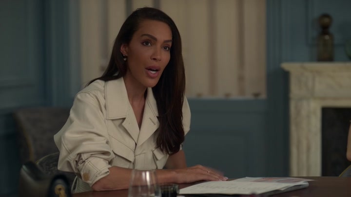 Emily_in_Paris_S02E05_WEBRip_x264-ION10_0255.jpg