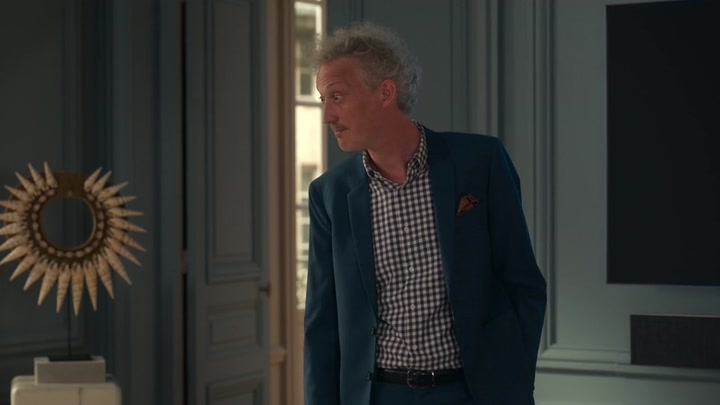 Emily_in_Paris_S02E05_WEBRip_x264-ION10_0266.jpg