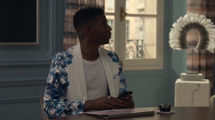 Emily_in_Paris_S02E05_WEBRip_x264-ION10_0273.jpg