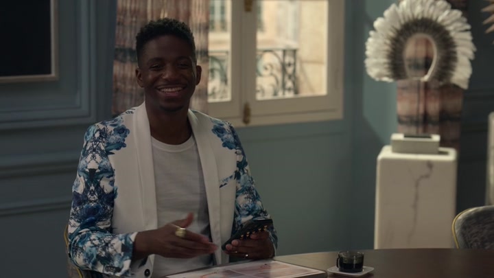 Emily_in_Paris_S02E05_WEBRip_x264-ION10_0279.jpg