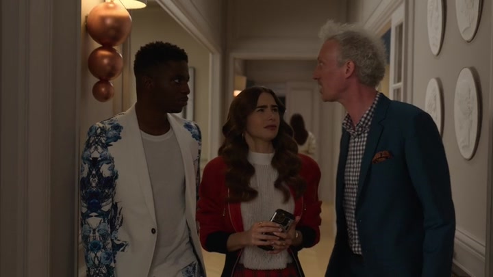 Emily_in_Paris_S02E05_WEBRip_x264-ION10_0294.jpg