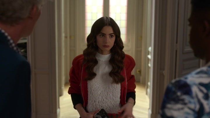Emily_in_Paris_S02E05_WEBRip_x264-ION10_0304.jpg