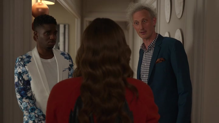 Emily_in_Paris_S02E05_WEBRip_x264-ION10_0313.jpg