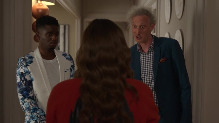Emily_in_Paris_S02E05_WEBRip_x264-ION10_0315.jpg