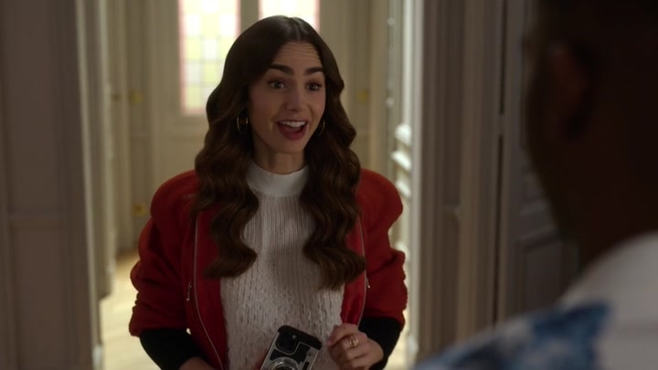 Emily_in_Paris_S02E05_WEBRip_x264-ION10_0325.jpg