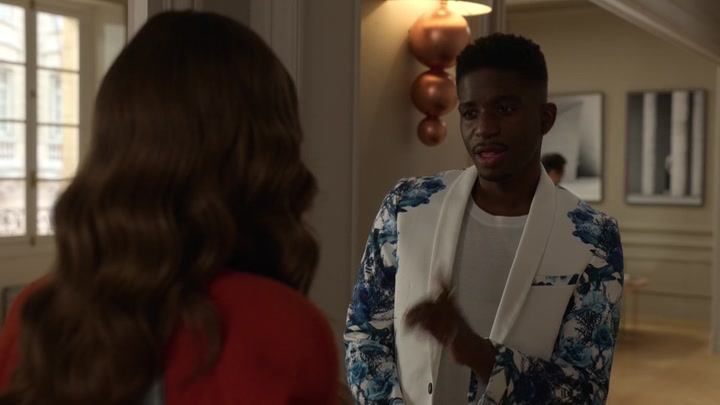 Emily_in_Paris_S02E05_WEBRip_x264-ION10_0331.jpg