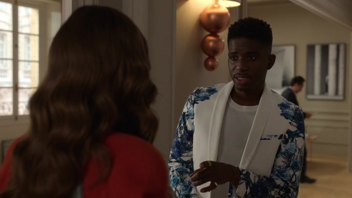 Emily_in_Paris_S02E05_WEBRip_x264-ION10_0332.jpg