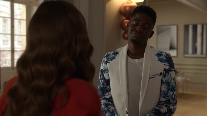 Emily_in_Paris_S02E05_WEBRip_x264-ION10_0343.jpg
