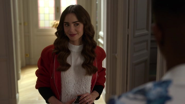 Emily_in_Paris_S02E05_WEBRip_x264-ION10_0345.jpg