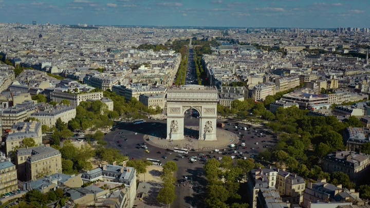 Emily_in_Paris_S02E05_WEBRip_x264-ION10_0347.jpg