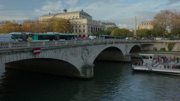 Emily_in_Paris_S02E05_WEBRip_x264-ION10_0352.jpg