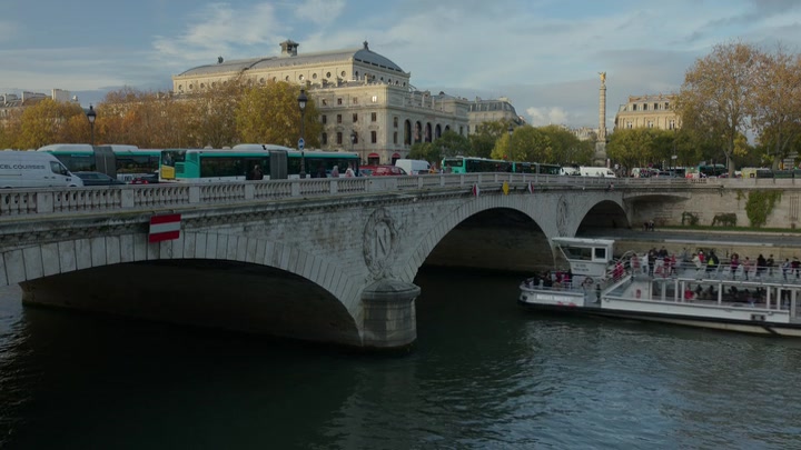 Emily_in_Paris_S02E05_WEBRip_x264-ION10_0354.jpg
