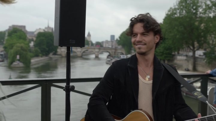 Emily_in_Paris_S02E05_WEBRip_x264-ION10_0365.jpg