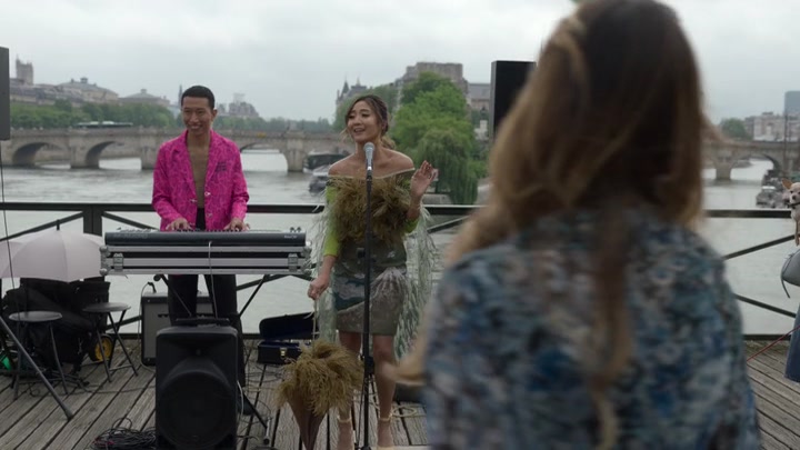 Emily_in_Paris_S02E05_WEBRip_x264-ION10_0368.jpg
