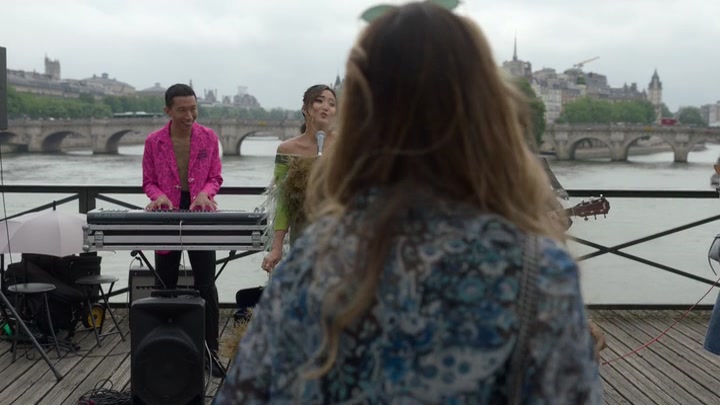 Emily_in_Paris_S02E05_WEBRip_x264-ION10_0369.jpg
