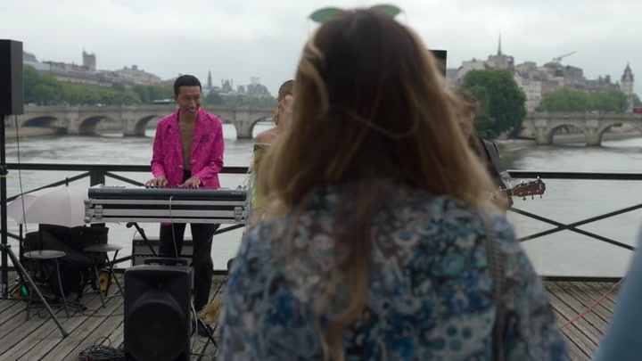 Emily_in_Paris_S02E05_WEBRip_x264-ION10_0370.jpg