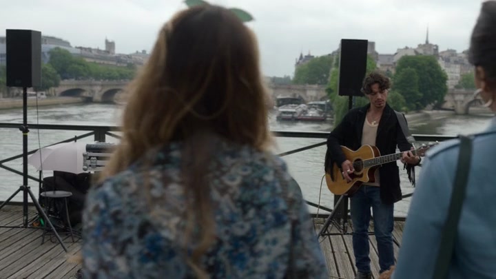 Emily_in_Paris_S02E05_WEBRip_x264-ION10_0371.jpg