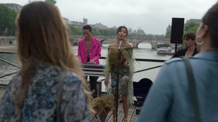 Emily_in_Paris_S02E05_WEBRip_x264-ION10_0373.jpg