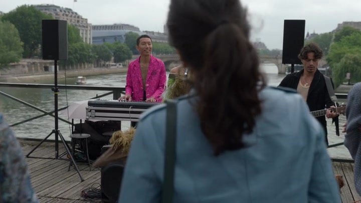 Emily_in_Paris_S02E05_WEBRip_x264-ION10_0375.jpg