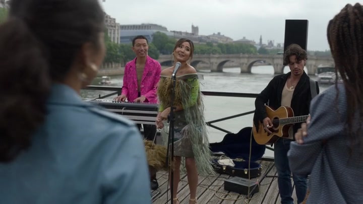 Emily_in_Paris_S02E05_WEBRip_x264-ION10_0377.jpg