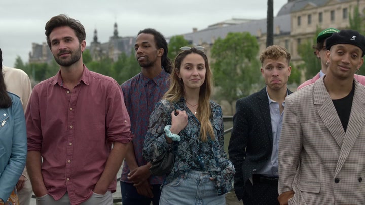 Emily_in_Paris_S02E05_WEBRip_x264-ION10_0379.jpg