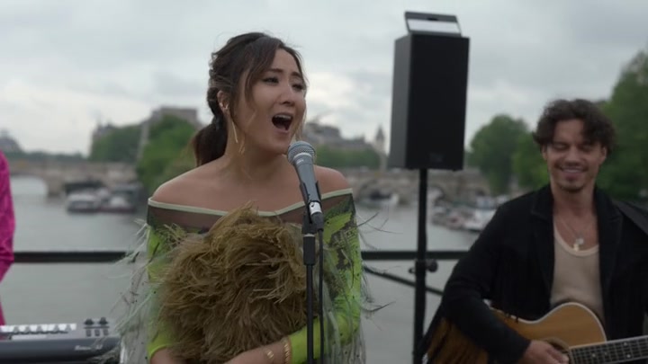 Emily_in_Paris_S02E05_WEBRip_x264-ION10_0385.jpg