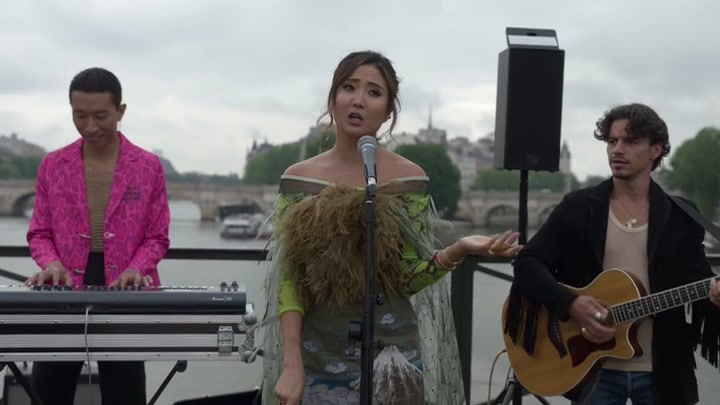 Emily_in_Paris_S02E05_WEBRip_x264-ION10_0390.jpg