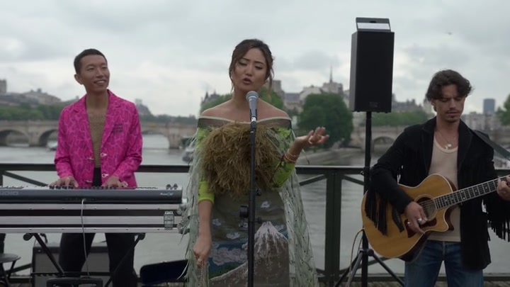 Emily_in_Paris_S02E05_WEBRip_x264-ION10_0392.jpg